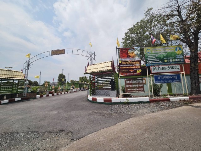 แบ่งขายที่ดินทำเลดี บรรยากาศธรรมชาติ ใกล้ลาดกระบัง  ตำบลศรีษะจรเข้น้อย อำเภอบางเสาธง จังหวัดสมุทรปราการ เนื้อที่ประมาณ 200 ตารางวา ขายเพียง 1,500,000 บาท เท่านั้น พื้นที่สีเหลืองเหมาะสำหรับสร้างโกดัง บ้านพักอาศัย บ้านสวน คาเฟ่เล็ก ๆ หรือซื้อเก็บลงทุนในอนาคต จุดเด่นของแปลงนี้ - บรรยากาศเงียบสงบ เป็นส่วนตัว- น้ำ-ไฟเข้าถึง พร้อมใช้งาน- ทางเข้าเป็นถนนสาธารณะ- ห่าง�