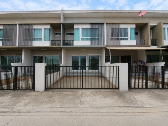 บ้านพร้อมอยู่ ราคาดี Indy Bangna กม.26โดย Land & Houses ราคาเพียง 1,600,000 บาท บ้านสภาพดี พร้อมเข้าอยู่ บรรยากาศดี โครงการน่าอยู่ ระบบรักษาความปลอดภัย 24 ชั่วโมง เข้า-ออกด้วยระบบ Key Card เนื้อที่ 22 ตารางวา พื้นที่ใช้สอย 110 ตร.ม. - 3 ห้องนอน - 2 ห้องน้ำ - 1 ที่จอดรถ ของแถม- แอร์ 2 เครื่อง- เครื่องทำน้ำอุ่น 1 เครื่อง ส่วนกลางครบ- สระว่ายน้ำ- ฟิตเนส- สวนสาธารณะ- CCTV- Key Card Access ใกล้มหาวิทยาลัยอัสสัมชัญ (เอแบค บา�