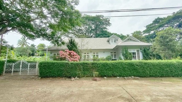 #โซนแม่ริม ขาย 7.95 ล้าน 195 ตรว. บ้านสไตล์ #EnglishCottage บ้านมีเสน่ห์ ท่ามกลางสวนร่มรื่น #ใกล้ลำน้ำแม่แรม บรรยากาศสงบ และเป็นส่วนตัว บ้านได้รับการดูแลอย่างดี พร้อมเข้าอยู่รายละเอียดทรัพย์ที่ดินขนาด 195 ตร.ว.3 ห้องนอน | 3 ห้องน้ำโถงกลางบ้านเพดานสูง โปร่งและรับแสงธรรมชาติห้องใต้หลังคา สามารถปรับเป็นห้องสมุด ห้องพักผ่อน หรือพื้นที่นั่งเล่นส่วนตัวหน้าต่างบานใหญ่และหน้าต�