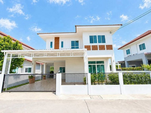 ราคาเพียง 3.2X ล้าน 54 ตรว. #โซนท่ารั้ว #สันปูเลย– #ดอยสะเก็ด บ้าน 2 ชั้น สไตล์ Modern Contemporary #รีโนเวทใหม่ พร้อมเข้าอยู่ มีเพียง 1 หลังเท่านั้นฟังก์ชันครบ อยู่สบายบนที่ดิน 54 ตร.ว.พื้นที่ใช้สอยรวมโรงจอดรถประมาณ 215 ตร.ม.3 ห้องนอน3 ห้องน้ำห้องโถงโปร่งโล่งห้องครัว พร้อมเคาน์เตอร์ + ซิงค์ล้างจานเตาแก๊สแบบฝัง 2 หัว + Hood ดูดควันจอดรถในร่มได้ 2 คันต่อเติมพื้นที่อเนกประสงค์ด้านนอกมุ้งลว