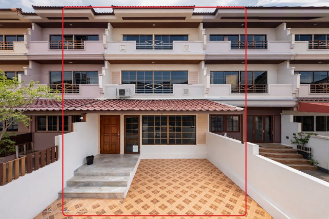 ใกล้ MR.DIY พื้นที่ใช้สอย 250 ตร.ม.ราษฎร์พัฒนา ซอยมิสทีน ลด 50% ทาวน์โฮม 3 ชั้น 5นอน 5น้ำ และปั๊ม PT สะพานสูง 1 ที่ดิน 22 ตร.ว.พร้อมแอร์ 3 เครื่อง เช่าเพียง 10,499 บาทต่อเดือน หรือขายเพียง 2.45 ล้านบาท  ทำเลรามคำแหง วงแหวน กรุงเทพกรีฑา 2 ร่มเกล้า50% discount. 3 Storeys Townhome with 5Beds 5Baths near MR.DIY RatPhatthana Soi MisTeen and PT SaphanSung1 22sq.wah 250sq.m. usable area, fully equipped with 3a/c For rent only 10,499 Baht per month or for sale only 2.45 million Baht, Prime location connecting Ramkhamhaeng, Wongwaen, Krungthep Kreetha 2 and Romklaoถนนราษฎร์พัฒนา แขวงราษฎร์พัฒ�