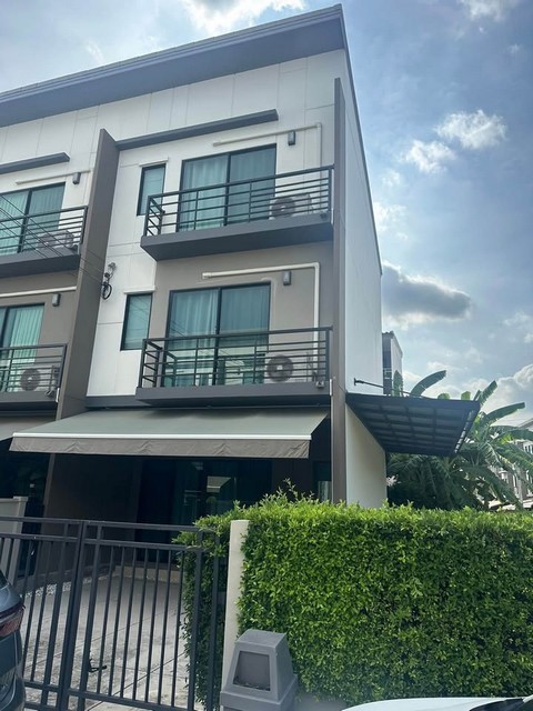 ให้เช่าทาวน์โฮม 3 ชั้นหลังมุม 3 ห้องนอน โครงการบ้านกลางเมือง ศรีนครินทร์ - อ่อนนุช ใกล้ รถไฟฟ้าสายสีเหลือง สถานีศรีนุช *** ราคาเช่า 35,000 บาท/เดือน*** ราคาขายเพียง 7.5 ล้านบาท ค่าโอนคนละครึ่งติดต่อ::  ชยา โทร/ID Line:: 0942823961   Link Line:: https://line.me/ti/p/3xFA1An8Kcรหัส# T26-1311 ทาวน์โฮม 3 ชั้นหลังมุม โครงการบ้านกลางเมือง ศรีนครินทร์ - อ่อนนุช๐ เนื้อที่ 38.50 ตร.วา ๐ พื้นที่ใช้สอย 141 ตร.ม.๐ 3 ห้องนอน 3 ห้องน่ำ ๐ ห้องรับแ�