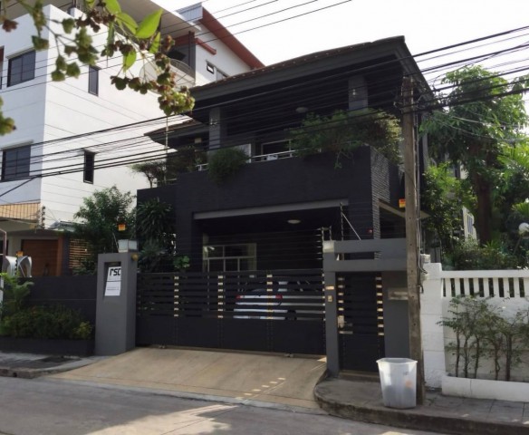 ให้เช่า #บ้านเดี่ยว 2 ชั้น พัฒนาการ 53 สไตล์ Modern Resort (Full furnishings) #ใกล้สวนหลวงร9 #ใกล้ซีคอนสแควร์ราคาเช่า : 70,000 บาท/เดือน#รายละเอียดประเภททรัพย์ : บ้านเดี่ยว 2 ชั้น พัฒนาการ 53 ขนาดพื้นที่ : 74 ตรว.พื้นที่ใช้สอย : 325 ตารางเมตรจำนวนห้อง : 4 ห้องนอน 4 ห้องน้ำ-  ห้องนั่งเล่น- ห้องเอนกประสงค์- ห้องทานข้าว- ห้องครัว- ห้องทำงาน- ห้องอ่านหนังสือ- 1 ห้องแม่บ้านพร้อมห้องน้ำเฟอร์นิเจอร์ / เครื่องใช้�