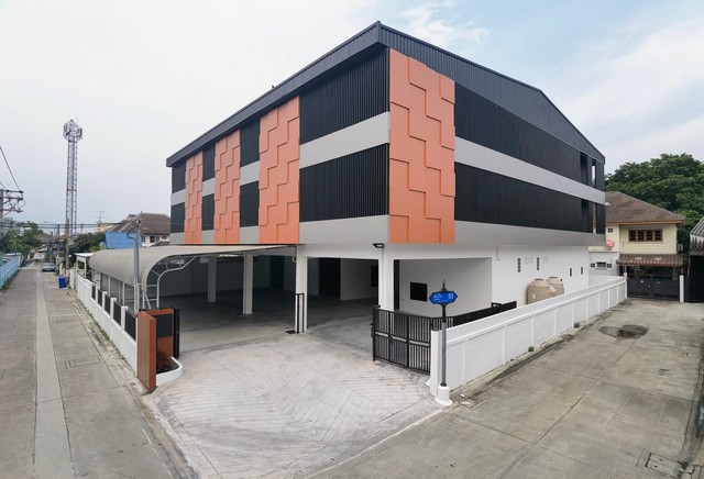 ให้เช่าอาคารสำนักงาน 3 ชั้นพร้อมโกดัง พื้นที่รวม 2,042 ตรม. สุขุมวิท 107 แบริ่ง 15 ใกล้ BTS แบริ่ง MRT ศรีแบริ่ง  *** ราคาเช่า 250,000 บาท/เดือนติดต่อ:: ชยา โทร/ID Line:: 0942823961   Link Line:: https://line.me/ti/p/3xFA1An8Kcรหัส# T26-1237อาคารสำนักงาน 3 ชั้นพร้อมโกดัง สุขุมวิท 107๐ อาคารคอนกรีต 3 ชั้น พร้อมลิฟท์ขนของ๐ เนื้อที่ประมาณ 327 ตรว. ๐ พื้นที่ใช้สอยรวม 2,042 ตร.ม. ๐ สภาพอาคารใหม่ สะอาด พื้นไม้สัก และเฟอร์นิเจอร์บิ้วอินไม้สักในห้�