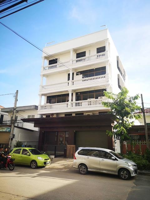 ให้เช่าอาคารสำนักงาน 4.5 ชั้น อ่อนนุช 70/1 พร้อมลิฟต์ขนสินค้า อาคารอยู่ในรั้วของตัวเอง ใกล้พัฒนาการและศรีนครินทร์ราคาเช่า 90,000 บาท / เดือนที่ตั้ง ถนนอ่อนนุช (สุขุมวิท 77) ซอยอ่อนนุช 70/1 แขวงประเวศ เขตประเวศ กรุงเทพมหานครติดต่อ : คุณภัสพงณ์ 0634098164Line : deedaa24https://www.facebook.com/profile.php?id=61581484955548พื้นที่ใช้สอยประมาณ 675 ตารางเมตร จำนวน 4.5 ชั้น หน้ากว้าง 10 เมตร ลึก 15 เมตร จอดรถได้ 4 คันมีลิฟต์ขนสินค้า เค�