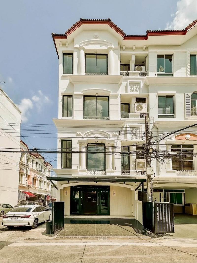 ขายทาวน์โฮมออฟฟิศ 3 ชั้น โครงการ บ้านกลางเมืองพระรามเก้า-ลาดพร้าว หลังมุม ติดถนนเลียบทางด่วน ใกล้ทาวน์อินทาวน์ ( รีโนเวทใหม่ )ราคาขาย 7,490,000 บาทที่ตั้ง ถนนประดิษฐ์มนูญธรรม แขวงพลับพลา เขตวังทองหลาง กรุงเทพมหานคร 10310ติดต่อ : คุณภัสพงณ์ 0634098164Line : deedaa24https://www.facebook.com/profile.php?id=61581484955548เนื้อที่ 24 ตารางวา จำนวน 3 ชั้น 4 ห้องนอน 7 ห้องน้ำมี 1 ห้องรับแขก 1 ห้องประชุม 1 ห้องทำงาน 1 ห้องเก็บสินค้า พ