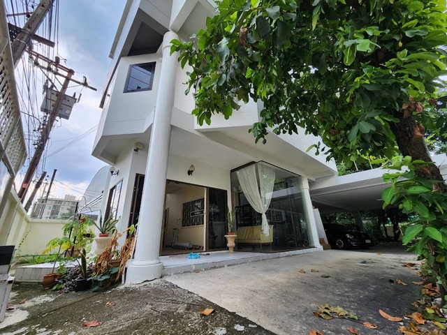 ให้เช่าบ้านเดี่ยว 4 ชั้น 120 ตรว. 4 ห้องนอน สุขุมวิท 85 ใกล้ BTS บางจาก ใกล้นานาชาติ Well International *** ราคาเช่า 85,000 บาท / เดือนติดต่อ:: ชยา โทร/ID Line:: 0942823961   Link Line:: https://line.me/ti/p/3xFA1An8Kcรหัส# T26-1315บ้านเดี่ยว 4 ชั้น สุขุมวิท 85 ใกล้ BTS บางจาก๐ เนื้อที่ 120 ตารางวา๐ พื้นที่ใช้สอย 300 ตารางเมตร๐ 4 ห้องนอน 5 ห้องน้ำ 1 ห้องแม่บ้าน๐ ประตู Remote พร้อมกุญแจ๐ ที่จอดรถ 5 คัน  ๐ ทำเลดี การเดินทางสะดวก ถนนสุขุมวิท 85 และสุขุมวิท 93 ทำเลด