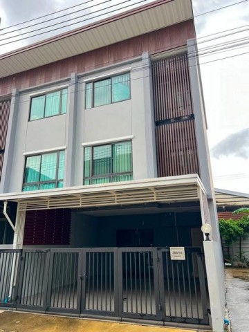 ให้เช่าทาวน์โฮม 3 ชั้น หลังมุม โครงการ สิริเฮ้าท์ รัชดา 18 SIRIHOUSE ใจกลางรัชดา-ลาดพร้าวติดต่อ:: ชยา โทร/ID Line:: 0942823961Link Line:: https://line.me/ti/p/3xFA1An8Kcรหัส# T26-1290ทาวน์โฮม 3 ชั้น หลังมุม โครงการ สิริเฮ้าท์ รัชดา 18 SIRIHOUSE ใจกลางรัชดา-ลาดพร้าวo ขนาดที่ดิน 21 ตร.ว.o พื้นที่ใช้สอย 180 ตร.ม.o 3 +1 ห้องนอนo 3 ห้องน้ำo แอร์ 4 เครื่องo ที่จอดรถ 2 คันo โลเคชั่นกลางเมือง แต่ภายในหมู่บ้านเงียบสงบ เดินทางสะดวก เข้าออกได้ทั้ง 3 ทา�
