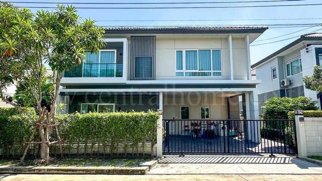 รหัสทรัพย์&nbsp; 7028บ้านเดี่ยว เซนโทร พระราม 9 - กรุงเทพกรีฑา หลังใหญ่&nbsp;ที่ตั้ง :&nbsp;ถนนพัฒนาชนบท 3 แขวงคลองสองต้นนุ่น เขตลาดกระบัง กรุงเทพมหานคร 10520&nbsp;รายละเอียดทรัพย์- พัฒนาโครงการ​​ โดย&nbsp;เอพี ไทยแลนด์ / AP Thailand-&nbsp;บ้านเดี่ยว 2 ชั้น แบบบ้าน แบบที่ 3 (LEON) ขนาดเนื้อที่ 71&nbsp;ตร.ว. พื้นที่ใช้สอย 225&nbsp;ตร.ม. เพดานสูง 2.6 เมตร- ฟังก์ชั่น 4 ห้องนอน, 4 ห้องน้ำ, 1&nbsp;ห้องรับแขก, 1 ห้องนั่งเล่น, 1 ห้องรับป�