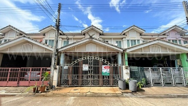 รหัสทรัพย์ : 7295ทาวน์เฮ้าส์ หมู่บ้าน พฤกษาวิลล์ 16 รังสิต - นครนายก คลองสาม ธัญบุรีที่ตั้ง : ถนนรังสิต-นครนายก ตำบลประชาธิปัตย์ อำเภอธัญบุรี จังหวัดปทุมธานี 12130รายละเอียดทรัพย์- ทาวน์เฮ้าส์ 2 ชั้น เนื้อที่ 21.4 ตารางวา พื้นที่ใช้สอย 100 ตารางเมตร&nbsp;- 3 ห้องนอน, 2&nbsp;ห้องน้ำ, 1 ห้องนั่งเล่น, 1 ห้องครัว, 1 ห้องเก็บของ, 2 ที่จอดรถ-&nbsp;พื้นบนลามิเนต พื้นล่างกระเบื้อง ต่อเติมครัว พร้อมเคา