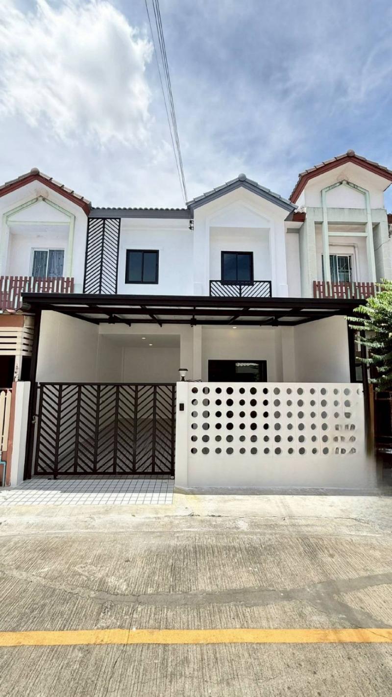 RealEstate 905-38ใกล้ถนนใหญ่ ของกินเพียบ! ขายทาวน์เฮาส์แต่งใหม่ #ไลโอวงแหวนปิ่นเกล้าที่ตั้ง : ซอยวัดพระเงิน ถนนกาญจนาภิเษก ต.บางม่วง อ.บางใหญ่ จ.นนทบุรีเนื้อที่  17 ตร.ว✨ รีโนเวทใหม่เอี่ยมทั้งหลัง สภาพป้ายแดง เข้าซอยวัดพระเงินเพียง 800 เมตร ต่อเติมบิวท์อินครัว-โรงรถครบ ฟรีเฟอร์ฯ หิ้วกระเป๋าเข้าอยู่ได้เลย!จุดเด่นที่ต้องรีบจอง:• ทำเลดีเดินทางง่าย: ใกล้ถนนใหญ่กาญจนาภิเษก
