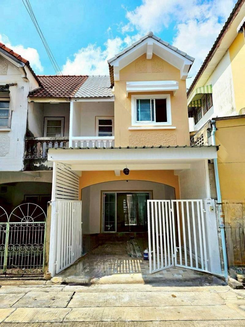 RealEstate 905-36 บัวทองธานี WA81752ทำเลดีต้นโครงการ! ขายทาวน์เฮ้าส์ #หมู่บ้านบัวทองธานีที่ตั้ง : ถ.กาญจนาภิเษก ต.บางบัวทอง อ.บางบัวทอง จ.นนทบุรีเนื้อที่ 18 ตร.ว✨ ตกแต่งใหม่ทั้งหลัง ต่อเติมครบพร้อมอยู่ ใกล้ท่ารถตู้เข้าเมือง (ศิริราช-ปิ่นเกล้า) เดินทางโคตรสะดวก! ราคาถูกสุดคุ้มเพียง 1,690,000 บาท (ฟรีค่าโอน!)จุดเด่นที่ห้ามพลาด:• ทำเลดีไม่ลึก: อยู่โซนต้นโครงการ เข้า-ออกง่าย ติดถนนกาญจ�