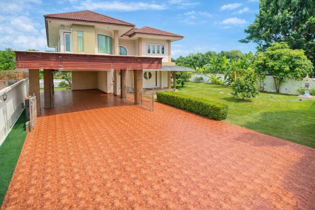 กรุงเทพกรีฑา 4-10 บ้านเดี่ยว 2 ชั้น  4-5นอน 3น้ำ รพ.ศิริน 550 ม. 84,999 บาท-เดือน 200ตร.ว. บ้านพร้อมอยู่ ห้องครัวในบ้านและครัวไทย  พร้อมเฟอร์ฯ เครื่องใช้ไฟฟ้า และสวนขนาดย่อม ทำเลเดินทางสะดวก ใกล้ม.นานาชาติสแตมฟอร์ด 700 ม.สนามฟุตซอล ศูนย์การค้า  MRT หัวหมาก เชื่อมต่อทางพิเศษศรีรัช และเดินทางเข้าสู่ใจกลางกรุงเทพฯ ได้สะดวก Krungthep Kreetha4-10 Ready-to-move-in 2-story detached house 84,999Baht-month. 4-5bed 3bath 200sq.wa. Includes indoor and Thai-style kitchens full furnishings appl