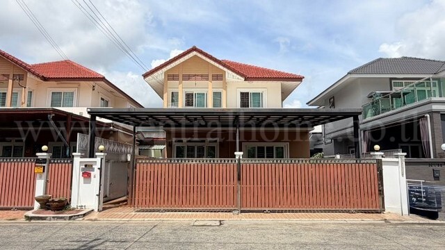 รหัสทรัพย์ : N1562บ้านเดี่ยว กาสะลอง ดอนเมือง-เทิดราชัน &nbsp;ใกล้สนามบินที่ตั้ง :&nbsp;ถนนเทิดราชัน แขวงสีกัน เขตดอนเมือง กรุงเทพฯ 10210รายละเอียดทรัพย์- บ้านเดี่ยว 2 ชั้น&nbsp;เนื้อที่ 67.3 ตารางวา พื้นที่ใช้สอย 220 ตารางเมตร- 5 ห้องนอน (มีห้องชั้นล่าง 2 ห้อง เหมาะสำหรับทำห้องนอนผู้สูงอายุ หรือห้องทำงาน)- 3 ห้องน้ำ, 1 ห้องรับแขก, 1 ห้องครัว- หน้าบ้านกว้าง 12 เมตร จอดรถในบ้านได้ 4 คัน- หน้าบ้