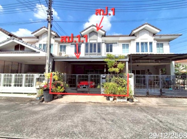 ขายทาวน์เฮ้าส์ปทุมธานี โครงการ พฤกษาวิลล์ 16 รังสิต-องครักษ์   ซอย ภายในโครงการ ถนน รังสิต - นครนายก ตำบล ประชาธิปัตย์ อำเภอ ธัญบุรี จังหวัด ปทุมธานี  ราคา  1,800,000    บาท  ( ราคาต่อรองได้ )  รายละเอียดทรัพย์ -  เนื้อที่  21.40 ตร.ว.  พื้นที่ใช้สอย 119.70 ตร.ม. -  3 ห้องนอน 2 ห้องน้ำ  -  1 ที่จอดรถ   -  บ้านหันไปทางทิศ  ใต้   พิกัดทรัพย์ :  https://maps.app.goo.gl/x7KQaNNSuLR6EDBW7  สถานที่ใกล้เคียง   - มาร์เก็ตวิลเลจ รังสิต - โลตั�
