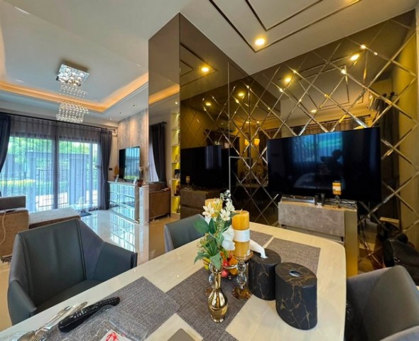 sss577 ขาย บ้านเดี่ยว แกรนด์ บริทาเนีย บางนา กม.12 Grand Britania Bangna Km.12 ที่ตั้งถ.สุขาภิบาล 6 (ซอยวัดบางพลีใหญ่ใน) ต.บางพลีใหญ่ อ.บางพลี จ.สมุทรปราการทิศเหนือ 2 ชั้น 50 ตารางวา พื้นที่ใช้สอย 140 ตารางเมตร 3 ห้องนอน 3 ห้องน้ำแอร์ 4 เครื่อง เครื่องกรองน้ำตู้เย็น เครื่องซักผ้า ทีวี ครบบิ้วอินครบ พร้อมอุปกรณ์ตกแต่งทั้งหมด พร้อมเข้าอยู่ห้องนัั้งเล่น ห้องกินข้าว ตกแต่งพร้อม โต๊ะอาหารหินอ่�