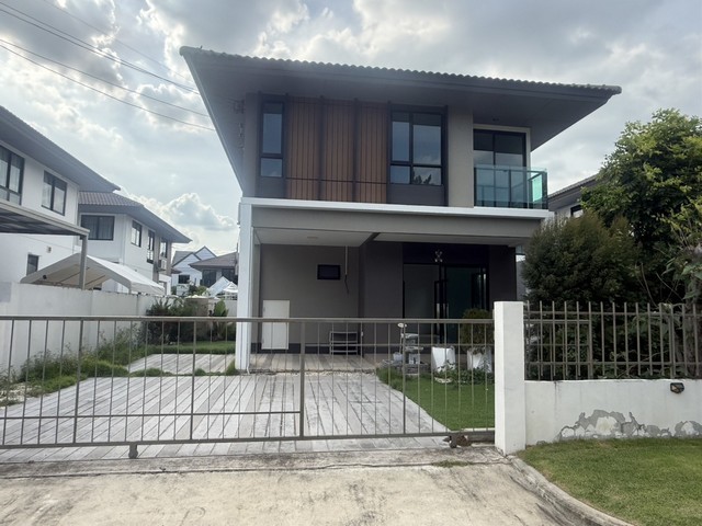 MT215 : ขายถูกสุดๆในโครงการ บ้านเดี่ยว บุราสิริ บางนา เหมาะในการพักอาศัย บรรยากาศเงียบ สงบ เพื่อนบ้านดี เหมาะซื้ออยู่เอง หรือซื้อปล่อยเช่าก็ได้ผลตอบแทนดีชื่อโครงการ: บุราสิริ บางนา (Burasiri Bangna) ทำเลที่ตั้ง : ถนนรัตนราช ตำบลบางเสาธง อำเภอบางเสาธง จังหวัดสมุทรปราการ 10570รายละเอียดของบ้านประเภท : บ้านเดี่ยว-สูง : 2 ชั้น-เนื้อที่ : 51.2 ตารางวา-พื้นที่ใช้สอย : 113 ตารางเมตร -ห้องนอ