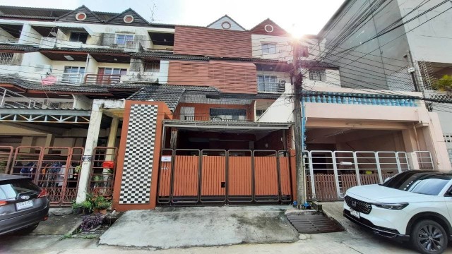 ขายหรือให้เช่าทาวน์เฮ้าส์ 4 ชั้น หมู่บ้านวราธรวิลล์ พัฒนาการ 44 ทำเลดีเข้า-ออกได้หลายทาง ใกล้MRTสถานีกลันตันสนใจติดต่อคุณเม 084-5928945 คุณก้อง 095-478-7456  Line id : kong.plขาย 6,980,000 บาท  ค่าโอนคนละครึ่ง  ,  ค่าเช่า 45,000 บาท/เดือนขายหรือให้เช่าทาวน์เฮ้าส์ 4 ชั้น เนื้อที่ 31.5 ตร.วา พื้นที่ใช้สอยกว่า 300 ตารางเมตร 5 ห้องนอน  4 ห้องน้ำ 1 ห้องนั่งเล่น 1 ห้องครัวบิวท์อิน 1ห้องครัว 1ห้องซักรีด 1ห้องเก็บของ 1ห้