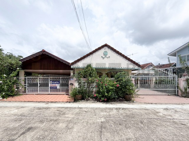 บ้านเดี่ยว หมู่บ้าน ชล ลดา บางบัวทองที่ตั้ง :  ตำบล บางบัวทอง อำเภอบางบัวทองนนทบุรี 11110รายละเอียดทรัพย์ บ้านเดี่ยว 1 ชั้น 3 นอน  3 น้ำ หลังมุมเลคที่ 1 ต้นโครงการเนื้อที่ 82 ตร.ว. พื้นที่ใช้สอย 140 ตรม.ห้องนอน 3 ห้อง ห้องน้ำ 3 ห้อง จอดรถในบ้าน 5-6 คันบ้านหลังมุม มีพื้นที่สำหรับต่อเติมได้อีกเยอะหน้าบ้านหัน ทิศใต้สถานที่ใกล้เคียงเซ็นทรัล เวสต์เกตอิเกีย บางใหญ่โรงพยาบาลเกษม