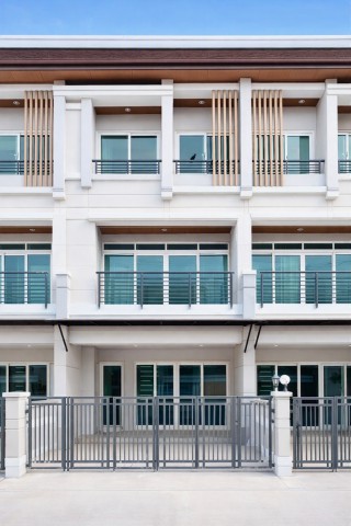 ทาวน์โฮม 3 ชั้น 3 ห้องนอน 3.5 ห้องน้ำ เยื้องพาราไดซ์ พาร์ค 384 ม. ใกล้โรงพยาบาลสินแพทย์ ศรีนครินทร์ 500 ม. ใกล้ MRT ศรีอุดม 600 ม. ที่ดิน 24 ตร.วา พื้นที่ใช้สอย 180 ตร.ม. พร้อมเฟอร์นิเจอร์ครบ แอร์ 4 เครื่อง ค่าเช่า 34,999 บาทต่อเดือน ขาย 6.9 ล้านบาทThree story townhome with 3 bedrooms and 3.5 bathrooms opposite Paradise Park, 384 m. from Paradise Park, 500 m. from Synphaet Srinakarin Hospital and 600 m. from Sri Udom MRT. Land size 24 sq.wah with 180 sq.m. usable area, fully furnished with 4 air conditioners. Rent 34,999 Baht per month, sale 6.9 million Baht.ถนนศรีนครินทร์ 38 ถึง 48 แขวงหนอง