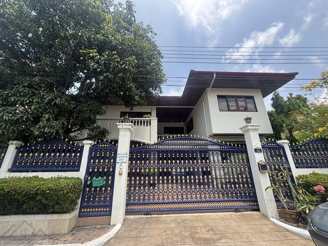 ขายบ้านเดี่ยว 2 ชั้น ใจกลางสุขุมวิท 67 ตรว. หมู่บ้านผกามาศ สุขุมวิท 71 ปรีดี 14 หรือเข้าทางพัฒนาการ 20 ได้ เฟอร์นิเจอร์ไม้สักท้้งหลัง *** ราคาพิเศษ 17 ล้านบาท ติดต่อ::  ชยา โทร/ID Line:: 0942823961   Link Line:: https://line.me/ti/p/3xFA1An8Kcรหัส # T26-513บ้านเดี่ยว 2 ชั้น ใจกลางสุขุมวิท หมู่บ้านผกามาศ สุขุมวิท 71 ปรีดี 14 เฟอร์นิเจอร์ไม้สักท้้งหลัง ๐ เข้า สุขุมวิท 71 ปรีดี 14 หรือเข้าทางพัฒนาการ 20 ได้ ๐ เนื้อที่ 67 ตร.ว. ๐ 4 ห้องนอ