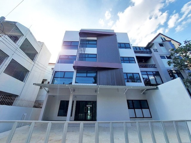 BH4394 Office for Rent ให้เช่าอาคารสำนักงาน 4 ชั้น วิภาวดีรังสิต 17 ใกล้ห้าแยกลาดพร้าว BTS หมอชิต MRT จตุจักรติดต่อ Agent คุณบัว BuaTel: 093-646-4597LINE ID: Bua093สำนักงานให้เช่าทำเลทองย่านออฟฟิศ บนซอยวิภาวดีรังสิต 17 ใกล้ห้าแยกลาดพร้าว ตรงข้าม Central พหลโยธิน และ Central ลาดพร้าว เดินทางสะดวก ใกล้ BTS หมอชิต MRT จตุจักร และ MRT ลาดพร้าวเหมาะสำหรับบริษัท สำนักงาน ออฟฟิศ ธุรกิจบริการ หรือผู้ประกอบการที่ต้องการอาคารส�