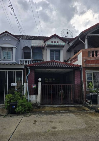 ทรัพย์ฯหายาก หลังบ้านโล่งไม่ติดหลังอื่น!! ขายทาวน์เฮ้าส์ 19 ตร.วา บ้านรินทร์ทอง ลำลูกกา ใกล้ BTS คูคต.TPI-3488.ที่ตั้ง : บ้านรินทร์ทอง ลำลูกกา คลอง 2 ตำบลคูคต อำเภอลำลูกกา ปทุมธานี.รายละเอียด- ทาวน์เฮ้าส์- เนื้อที่ 19 ตารางวา- 2 ห้องนอน 2 ห้องน้ำ- หลังบ้านโปร่งโล่ง ไม่ติดบ้านหลังอื่น - ขนาด 19 ตร.วา พื้นที่ครัวหลังบ้านกว้างมาก!!!- โอกาสทองนักลงทุน บ้านทำเลนี้สามารถปล่อยเช่าได้ต�
