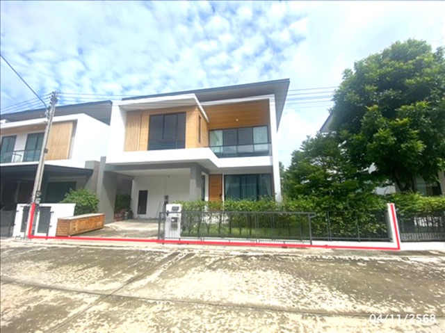 ขายบ้านเดี่ยวปทุมธานี โครงการ ดิ อิเธอร์นิตี้ กรีนวู้ด รังสิต-วงแหวน    ซอย 11 ถนน รังสิต-นครนายก ตำบล บึงยี่โถ อำเภอ ธัญบุรี จังหวัด ปทุมธานี  ราคา  7,600,000   บาท  ( ราคาต่อรองได้ )  รายละเอียดทรัพย์ -  เนื้อที่ 54.40 ตร.ว.  พื้นที่ใช้สอย 214.50 ตร.ม. -  4 ห้องนอน 4 ห้องน้ำ   -  1 ที่จอดรถ  -  บ้านหันไปทางทิศ  ใต้  พิกัดทรัพย์ :  https://maps.app.goo.gl/een6jx7BCuRK9hwq8  สถานที่ใกล้เคียง   - มาร์เก็ตวิลเลจ รังสิต - วัดเขียนเขต - �