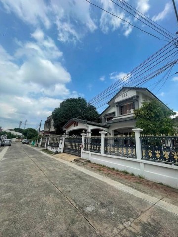 ขายบ้านเดี่ยว 2 ชั้น 78 ตรว. โครงการชัยพฤกษ์ รามอินทรา กม.5 ถนนสุขาภิบาล 5 ซอย 9 ใกล้ตลาดถนอมมิตรติดต่อ:: ชยา โทร/ID Line:: 0942823961Link Line:: https://line.me/ti/p/3xFA1An8Kcรหัส# T26-1276บ้านเดี่ยว 2 ชั้น โครงการชัยพฤกษ์ รามอินทรา กม.5 ถนนสุขาภิบาล 5 ซอย 9 ใกล้ตลาดถนอมมิตรo เนื้อที่ 78 ตารางวาo พื้นที่ใช้สอย 250 ตารางเมตรo 3 ห้องนอนo 3 ห้องน้ำo 2 ที่จอดรถo บ้านหันทิศใต้o ค่าส่วนกลาง ปีละ 10,000 บาทo หมู่่บ้านใหญ่ สังคมสิ่งแวดล้อ