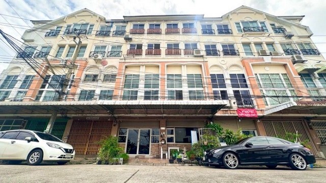 รหัสทรัพย์&nbsp; N1299อาคารพาณิชย์ 4.5 ชั้น 2 คูหาตีทะลุ โครงการคาซ่ายูเรก้า - เพชรเกษม 63/4ที่ตั้ง: เพชรเกษม 63/4 แขวงบางแค เขตบางแค กรุงเทพมหานคร&nbsp;10160รายละเอียดทรัพย์&nbsp;- อาคาร 4.5 ชั้น 33.8 ตารางวา 6 ห้องนอน 3 ห้องน้ำ ตีทะลุ พื้นที่ภายในอาคารเยอะมาก- ขนาดพื้นที่ใช้สอยตัวตึกประมาณ 440 ตารางเมตร รวม 2 คูหา เหมาะสำหรับทำโกดังสินค้า หรืออาคารสำนักงาน- หันหน้าทิศตะวันออก- ตัวที่ดินอยู่ใ