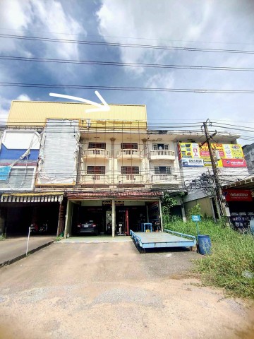 ขายอาคารพาณิชย์ 2 คูหา สูง 3.5 ชั้น ติดถนนมิตภาพ ตรงข้ามวิทยาลัยเทคโนโลยีบ้านจั่น อุดรธานี ตัวอาคารทั้ง 2 คูหาทะลุถึงกัน ใช้งานพื้นที่ภายในได้ต่อเนื่อง เหมาะทั้งทำร้านค้า สำนักงาน ธุรกิจบริการ หรือซื้อไว้เป็นทรัพย์ลงทุนตัวอาคารตั้งอยู่ที่ ตำบลบ้านจั่น อำเภอเมืองอุดรธานี จังหวัดอุดรธานี เนื้อที่ 22.9 ตารางวา หน้ากว้างประมาณ 8 เมตร และจุดเด่นที่สำคัญคือ ตัวต