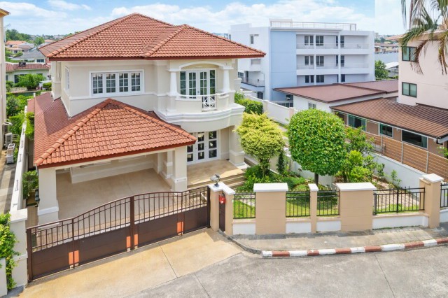 คฤหาสน์ ใหญ่ 110 ตร.ว. บ้าน4นอน แม็คโคร ศรีนครินทร์ 1.4 กม.  ใกล้ MRT ศรีด่าน29,998บาทต่อเดือน 4น้ำ และโรงเรียนนานาชาติสิงคโปร์สุวรรณภูมิ  พื้นที่ใช้สอย 440 ตร.ม. เฟอร์นิเจอร์ครบ เหมาะสำหรับครอบครัวใหญ่ ทำเลศรีนครินทร์ บางแก้ว เดินทางสะดวก ใกล้ห้าง โรงพยาบาล และรถไฟฟ้าสายสีเหลือง ราคาเช่า House 110 sq.wah. 4Beds MRT SiDan Makro Srinagarindra 1.4 km. Rent 29,998–34,999 Baht per month 4Baths  Singapore International School Suvarnabhumi, offering a spacious  land area with 440 sq.m. usable space. Fully furnished and suita