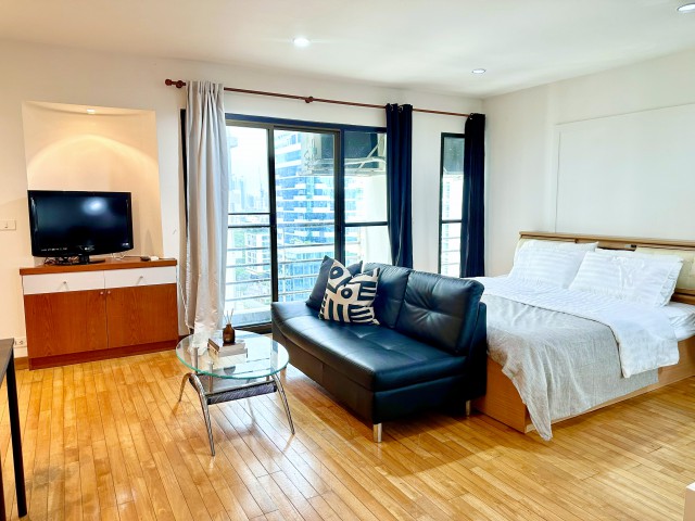 The Grand Regent คอนโด 1นอน ใกล้ BTS ราชดำริ 239 ม. โรงแรมระดับ 5 ดาว  1น้ำ และศาลท้าวมหาพรหมเอราวัณ 598 ม. ใจกลางราชดำริ ชั้น 15 ขนาด 38 ตร.ม. พร้อมเครื่องปรับอากาศ 1 เครื่อง และที่จอดรถ 1 คัน ใกล้ CentralWorld และ Siam Paragon เดินทางสะดวก เชื่อมต่อย่านราชประสงค์ ชิดลม และสยาม 14,999 บาท/เดือนThe Grand Regent 598m from Erawan Shrine.   15th floor with 38 sq.m. BTS Ratchadamri 239m 5-star hotel 1Bed 1Bath living space, 1 air conditioner and 1 parking space. Conveniently close to CentralWorld and Siam Paragon in Bangkok’s prime Ratchaprasong area. 14,999THB/monthถนนราชดำริ เพลินจ