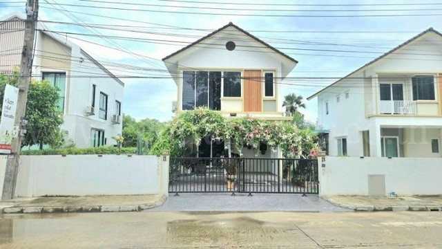 รหัสทรัพย์ : 7434บ้านเดี่ยว บ้านตัวอย่าง โนวา สุวินทวงศ์ หน้าหมู่บ้าน สวย พร้อมอยู่ที่ตั้ง :&nbsp;ถนนสุวินทวงศ์ ซอย 23 แขวงลำผักชี เขตหนองจอก กรุงเทพมหานคร 10510รายละเอียดทรัพย์&nbsp;- บ้านเดี่ยวตัวอย่าง 2&nbsp;ชั้น เนื้อที่ 61.4 ตารางวา พื้นที่ใช้สอย 180 ตารางเมตร- 3 ห้องนอน, 3 ห้องน้ำ, 1 ห้องรับแขก, 1 ห้องครัว, 2 ที่จอดรถ- ขายบ้านแบบบ้านตัวอย่าง ให้ทั้งหมดตามรูป รวมเครื่องใช้ไฟฟ้าทุกราย�