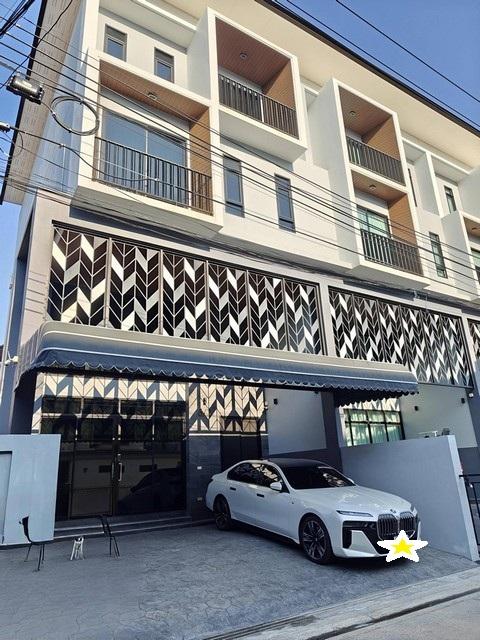 ให้เช่าโฮมออฟฟิศ 3 ชั้นครึ่ง หลังมุม โครงการ Diamond Ville ลาดพร้าว-วังหิน ซอย 4 ใกล้เลียบด่วน ( ไม่รับสัตว์เลี้ยง รับต่างชาติ )ราคาเช่า 100,000 บาท / เดือน ( สัญญาขั้นต่ำ 1 ปี ประกัน 2 เดือน ล่วงหน้า 1 เดือน )ที่ตั้ง ถนนลาดพร้าววังหิน ซอยลาดพร้าววังหิน 4 แขวงลาดพร้าว เขตลาดพร้าว กรุงเทพมหานครติดต่อ : คุณภัสพงณ์ 0634098164Line : deedaa24https://www.facebook.com/profile.php?id=61581484955548เนื้อที่ 37 ตารางวา พื้นที่ใช้สอย 300 ตารางเมต�