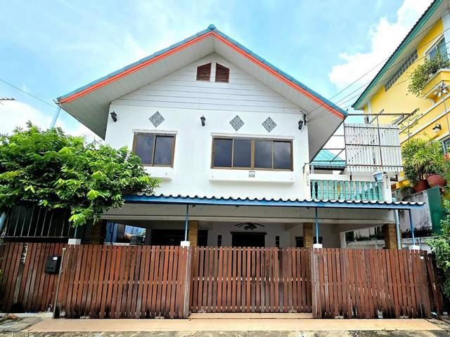 ให้เช่าบ้านเดี่ยว 2 ชั้น หมู่บ้านเสนานิเวศน์ 1 ถนนประเสริฐมนูกิจ 18 ใกล้ถนนเกษตรนวมินทร์ ใกล้ ม.เกษตรราคาเช่า 27,000 บาท / เดือน ( สัญญาขั้นต่ำ 1 ปี ประกัน 2 เดือน ล่วงหน้า 1 เดือน )ที่ตั้ง ถนนเสนานิคม 1 ซอยประเสริฐมนูกิจ 18 แขวงลาดพร้าว เขตลาดพร้าว กรุงเทพมหานคร 10230ติดต่อ : คุณภัสพงณ์ 0634098164Line : deedaa24https://www.facebook.com/profile.php?id=61581484955548เนื้อที่ 50 ตารางวา พื้นที่ใช้สอยกว่า 230 ตารางเมตร จำนวน 2 ชั้น 6 ห้อ