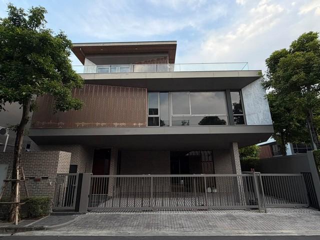 ขายบ้านเดี่ยว 3 ชั้น โครงการ ARTALE พัฒนาการ-ทองหล่อ คฤหาสน์หรูสไตล์ Penthouse ซอยพัฒนาการ 20ราคาขาย 69,000,000 บาทราคาเช่า 380,000 บาท / เดือนที่ตั้ง ถนนพัฒนาการ ซอยพัฒนาการ 20 แขวงสวนหลวง เขตสวนหลวง กรุงเทพมหานครติดต่อ : คุณภัสพงณ์ 0634098164Line : deedaa24https://www.facebook.com/profile.php?id=61581484955548เนื้อที่ 71 ตารางวา พื้นที่ใช้สอย 525 ตารางเมตร จำนวน 3 ชั้น 5 ห้องนอน 6 ห้องน้ำ 1 ห้องแม่บ้านพร้อมห้องน้ำ ที่จอดรถ 7 คันห้องนั่งเล่น D