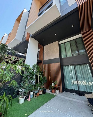 HM401 ให้เช่าทาวน์โฮม Pet Friendly อนุญาตให้เลี้ยงสัตว์ได้ โครงการ Shizen Pattanakarn 32 ชิเซน พัฒนาการ 32 ทาวน์โฮมหรู 3.5 ชั้น ทำเลดีเดินทางสะดวก เพียง 10 ถึง 15 นาทีถึงเอกมัยและทองหล่อ ใกล้รถไฟฟ้า BTS สถานีอ่อนนุชราคาเช่า 75,000 บาทต่อเดือน (สามารถต่อรองได้สำหรับสัญญาระยะยาว)เงื่อนไขการเช่า สัญญาขั้นต่ำ 1 ปี ชำระค่าเช่าล่วงหน้า 1 เดือน เงินประกันมัดจำ 2 เดือนรายละเอียดบ้านพื้นที่ใช้สอย 210 ตาร�