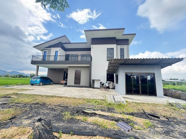 ขายบ้านเดี่ยว 2 ชั้นสร้างใหม่ พื้นที่ดิน 1 ไร่ ตำบลบ้านธิ ลำพูน บรรยากาศดี ใกล้ที่ว่าการอำเภอบ้านธิสนใจติดต่อสอบถามคุณเก่ง : 0859095969Line : panya-lawyerคุณนาว 0843931599Line id : nanowrin..............................................................บ้านเดี่ยว 2 ชั้น ที่ดิน 1 ไร่ พื้นที่ใช้สอยตัวบ้าน 200 ตารางเมตรจำนวน 4 ห้องนอน 3 ห้องน้ำ บ้านเพิ่งสร้างอายุประมาณ 2ปีราคา 3,80,000 บาท สนใจต่อรองได้สถานที่ใกล้เคียง สถานีตำรวจภูธรบ้านธิ และ ที่�