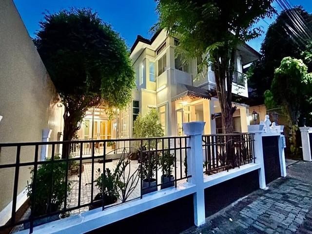 ให้เช่าบ้านเดียว 2 ชั้น 70 ตรว. 4 ห้องนอน หมู่บ้านฟ้ากรีนพาร์ค ลาดพร้าว 101 เข้าออกหลายทาง ใกล้เลียบด่วน*** ราคาเช่า 60,000 บาท/เดือนติดต่อ: ชยา โทร/ID Line:: 0942823961Link Line:: https://line.me/ti/p/3xFA1An8Kcรหัส# T26-1308บ้านเดียว 2 ชั้น หมู่บ้านฟ้ากรีนพาร์ค ลาดพร้าว 101 เข้าออกหลายทาง ใกล้เลียบด่วน๐ เนื้อที่ 70 ตารางวา๐ 4 ห้องนอน๐ 4 ห้องน้ำ๐ จอดรถในบ้าน 2 คัน, หน้าบ้าน 3 คัน (จอดถนนในซอยหมู่บ้านได้อีก)เฟอร์นิเจอร์เครื่�