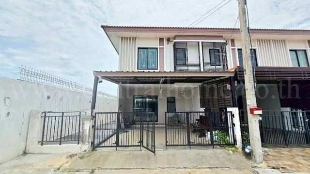 รหัสทรัพย์ :&nbsp;7163ทาวน์โฮม &nbsp;กานดา เพลส วงแหวน - ลำลูกกา คลอง 6 หลังริม พร้อมอยู่ที่ตั้ง :&nbsp;คลองหก ตำบลบึงคำพร้อย อำเภอลำลูกกา จังหวัดปทุมธานี 12150รายละเอียดทรัพย์- ทาวน์โฮม 2 ชั้น เนื้อที่ 25.5 ตารางวา พื้นที่ใช้สอย 130 ตารางเมตร- 4 ห้องนอน,&nbsp;2 ห้องน้ำ,&nbsp;1 ห้องรับแขก,&nbsp;1 ห้องครัว, 2 ที่จอดรถ- เครื่องปรับอากาศ 1 เครื่อง, เครื่องทำน้ำอุ่น, แทงค์น้ำ- หน้าบ้านหันไปทางทิศตะวันออกทำเ�