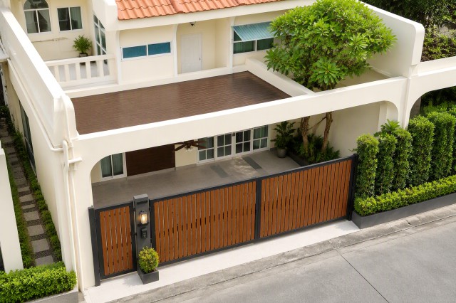 BTS พร้อมพงษ์ ใกล้รร.นานาชาติเดอะซิตี้ 500 ม. ขนาดที่ดิน 28 ตร.ว.แยกพร้อมศรี 500 ม.ให้เช่าทาวน์โฮม 2 ชั้น 3-4นอน 2 น้ำ พื้นที่ใช้สอย 170 ตร.ม. พร้อมเฟอร์ฯ และเครื่องใช้ไฟฟ้าครบ ทำเลทองหล่อ สุขุมวิท 47-51เดินทางสะดวก เหมาะสำหรับการพักอาศัย  ใกล้รพ. สถานศึกษา และแหล่งไลฟ์สไตล์ย่านพร้อมพงษ์ ค่าเช่า 64,999 บาท/เดือน near BTS PhromPhong 2 story townhome for rent located 500 m. from Phrom Si Intersection  and The City International School. Features 3-4bed and 2 bath land size 28 sq. wah usable area 170 sq. m. Ful