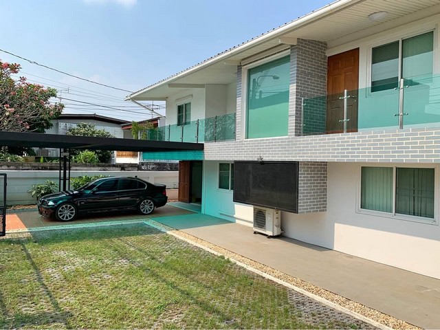 ให้เช่าโฮมออฟฟิศ 450 ตร.ม. บนเนื้อที่ 100 ตร.ว. เสนานิคม 1 ซอย 17 ใกล้ BTS เสนานิคม ** เลี้ยงสัตว์ได้ ** จดทะเบียนได้ *** ราคาเช่า 50,000 บาท/เดือน ติดต่อ: ชยา โทร/ID Line:: 0942823961   Link Line:: https://line.me/ti/p/3xFA1An8Kcรหัส# T26-1333โฮมออฟฟิศ 2 ชั้น เสนานิคม 1 ซอย 17 ใกล้ BTS เสนานิคม  ๐ ที่ดิน 100 ตารางวา๐ พื้นที่ใช้สอยประมาณ 450 ตารางเมตร๐ 5 ห้องนอน [ห้องนอนใหญ่ 3 ห้อง ห้องนอนเล็ก 2 ห้อง] ๐ 1 ห้องแม่บ้าน  ๐ 3 ห้องน้ำ๐ ครัวไทย + ครัวฝรั่ง๐ จอ�