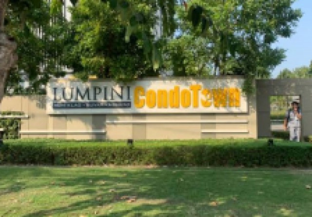 ขายคอนโด ลุมพินี คอนโดทาวน์ ร่มเกล้า-สุวรรณภูมิ คลองสามประเวศ ลาดกระบัง กรุงเทพมหานคร  ถนนร่มกล้า คลองสามประเวศ ลาดกระบัง กรุงเทพมหานคร  ราคา 1,163,000 บาท  ( ราคาต่อรองได้ )  รายละเอียดทรัพย์ -  พื้นที่ใช้สอย 21.54 ตร.ม. -  1 ห้องนอน 1 ห้องน้ำ  -  1 ที่จอดรถ   พิกัดทรัพย์ : https://maps.app.goo.gl/PKPqWsVQTxTj9f5L8  สถานที่ใกล้เคียง   - โรงพยาบาลสิรินธร - ท่าอากาศยานสุวรรณภูมิ - โรบินสัน สุวรรณภูมิ - เมกาบางนา  รห�