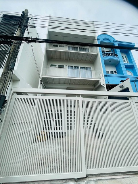 ขายทาวน์โฮม 3 ชั้น เล่นระดับ 4 ห้องนอน ย่านรัชดา สุทธิสารวินิจ ใกล้ MRT สุทธิสาร 750 เมตร *** ราคาขาย 8.9 ล้านบาท *** ราคาเช่า 55,000 บาท / เดือน ติดต่อ::  ชยา  โทร/ID Line:: 0942823961   Link Line:: https://line.me/ti/p/3xFA1An8Kcรหัส# KO1116ทาวน์โฮม 3 ชั้น เล่นระดับ ย่านรัชดา สุทธิสารวินิจ ใกล้ MRT สุทธิสาร 750 เมตร o ขนาด 25.5 ตรว. o 3 ชั้น เล่น 5 ระดับo 4 ห้องนอนมีห้องน้ำในตัวพร้อมเครื่องทำน้ำอุ่นo 5 ห้องน้ำo มีระเบียงทุกห้องo 5 แอร์​ o จอดรถ 2 คัน