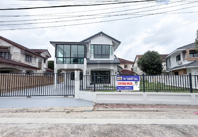บ้านเดี่ยว 2 ชั้น หมู่บ้าน ชล ลดา บางบัวทองที่ตั้ง :  ตำบล บางบัวทอง อำเภอบางบัวทองนนทบุรี 11110รายละเอียดทรัพย์ บ้านเดี่ยว 2 ชั้น 4 นอน  3 น้ำ Renovate สวยใกล้เลค ต้นโครงการเนื้อที่ 106 ตร.ว. พื้นที่ใช้สอย 250 ตรม.ห้องนอน 4 ห้อง ห้องน้ำ 3 ห้อง จอดรถในบ้าน 4 คันมีพื้นที่สำหรับต่อเติมได้อีกเยอะหน้าบ้านหัน ทิศเหนือสถานที่ใกล้เคียงเซ็นทรัล เวสต์เกตอิเกีย บางใหญ่โรงพยาบาลเกษมราษฏร�