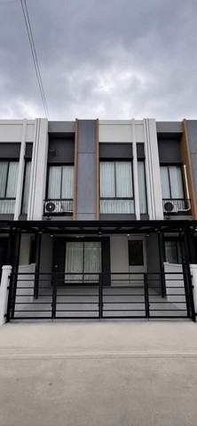 HJ163 ให้เช่าทาวน์โฮม 2 ชั้น โครงการ พลีโน สุขุมวิท บางนา 4 (Pleno Sukhumvit-Bangna 4) บ้านสวยหน้าบ้านหันทิศใต้รับลมดี พื้นที่ใช้สอยกว้างขวาง ตกแต่งครบ Fully Furnished พร้อมต่อเติมครัวระบบปิดและสวนหลังบ้าน พร้อมเข้าอยู่อาศัย ยินดีรับผู้เช่าชาวต่างชาติ และรับสัตว์เลี้ยงพิจารณาเป็นกรณีๆราคาเช่า 55,000 บาทต่อเดือนสัญญาเช่า 1 ปี ชำระค่าเช่าล่วงหน้า 1 เดือน เงินประกันมัดจำ 2 เดือนรายละเอียดบ�
