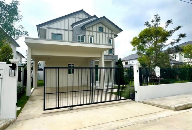 ให้เช่าบ้านเดี่ยว 2 ชั้น หลังมุมสวย หน้าบ้านวิวสระน้ำ (Lake View) โครงการ Villaggio 3 ศรีนครินทร์ บางนา ทำเลดีใกล้ Mega Bangna บ้านสวยตกแต่งครบ Fully Furnished หิ้วกระเป๋าพร้อมเข้าอยู่ได้ทันทีราคาเช่า 82,000 บาทต่อเดือนเงื่อนไขการเช่า สัญญาขั้นต่ำ 1 ปี (ไม่อนุญาตให้เลี้ยงสัตว์ และห้ามสูบบุหรี่ภายในบ้าน)รายละเอียดบ้านบ้านแปลงมุม หน้าบ้านรับวิวสระน้ำเนื้อที่ 64 ตารางวา พื้นที่ใช้สอยประมาณ 20