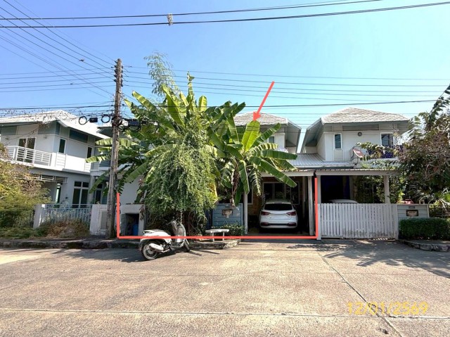 ขายบ้านเดี่ยวปทุมธานี โครงการ บ้านสิริวลัย รังสิต คลอง 1     ซอย ภายในโครงการ ถนน เลียบคลองรังสิตประยูรศักดิ์ ตำบล ประชาธิปัตย์ อำเภอ ธัญบุรี จังหวัด ปทุมธานี  ราคา  3,300,000  บาท  ( ราคาต่อรองได้ )  รายละเอียดทรัพย์ -  เนื้อที่ 36.30 ตร.ว.  พื้นที่ใช้สอย 000 ตารางเมตร -  3 ห้องนอน 2 ห้องน้ำ  -  1 ที่จอดรถ  -  บ้านหันไปทางทิศ ตะวันตก  พิกัดทรัพย์ :  https://maps.app.goo.gl/LM5mDpwLnjU2yVmC8  สถานที่ใกล้เคียง   - โรงพยาบาล