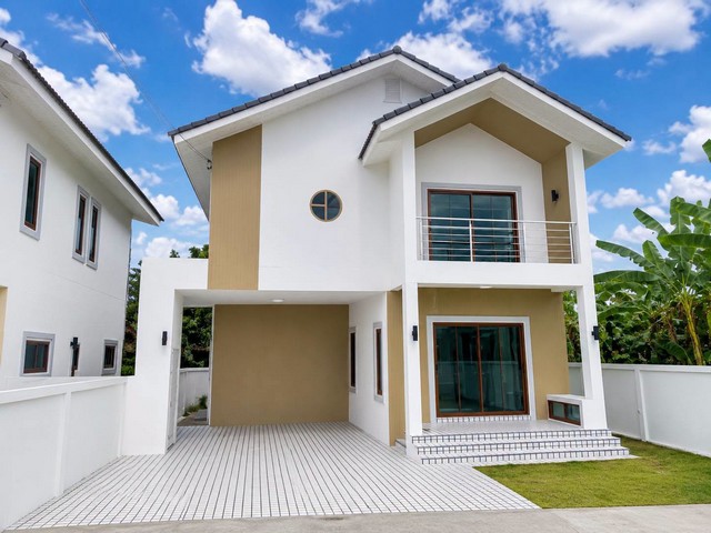 เริ่มต้นเพียง 2.8 ล้านบาท | โครงการบ้านใหม่ #สันผักหวาน–#หางดง เชียงใหม่ที่ดินเริ่มต้น 54–61 ตร.ว.บ้านสวย ฟังก์ชันลงตัว ออกแบบทันสมัย พร้อมเข้าอยู่เหมาะทั้ง อยู่อาศัยเอง / บ้านหลังแรก / ลงทุนในอนาคตราคาเริ่มต้น 2.8 ล้านบาทจุดเด่นโครงการมีแบบบ้านให้เลือกหลากหลายวัสดุคุณภาพ ได้มาตรฐานเจ้าของโครงการดูแลเองทุกขั้นตอนเลือกสีและกระเบื้องปูบ้านได้ทั้งหลังทำเลเดิ�